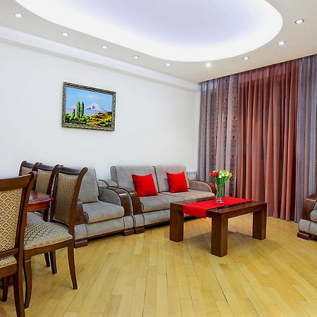 3 Bedroom Apartment Near Republic Square Erivan Exterior foto